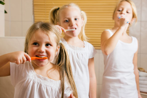 kids brushing their teeth